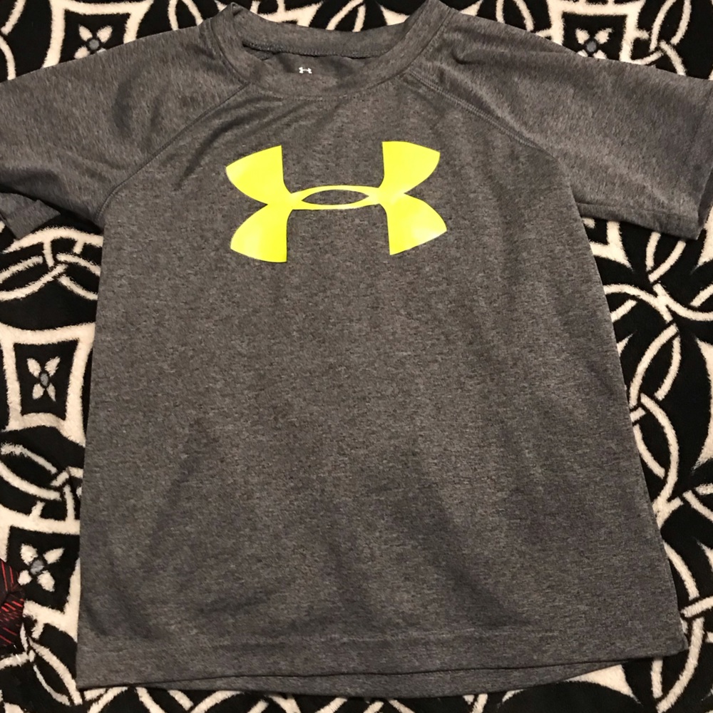 Boys size 5 Under Armour Heatgear Shirt